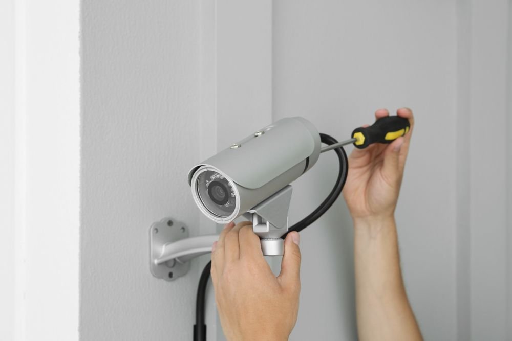 Installation d'une caméra de surveillance extérieure