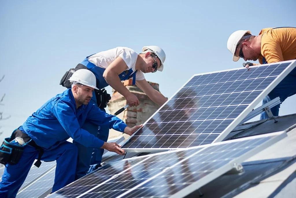 Techniciens installant des panneaux solaires sur un toit
